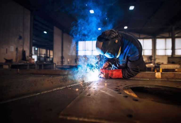 Sepatu-Bengkel-Las-Jenis-dan-Fungsi-untuk-Welder-Standar-Industri-Griya-Safety-1