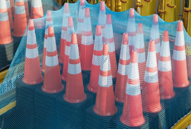 Pentingnya-Traffic-Equipment-untuk-Keselamatan-di-Jalan-Raya-dan-Area-Kerja-Griya-Safety-1