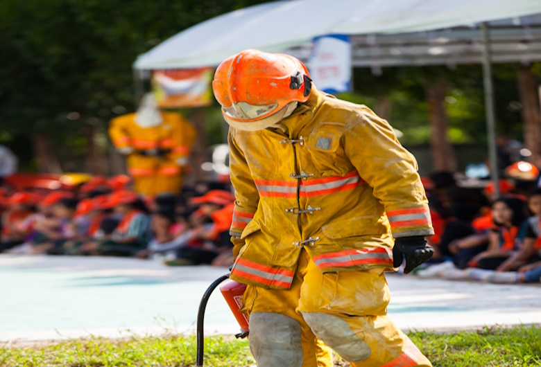 Panduan-Memilih-Sepatu-Boot-Pemadam-Kebakaran-yang-Tepat-untuk-Keselamatan-–-Griya-Safety