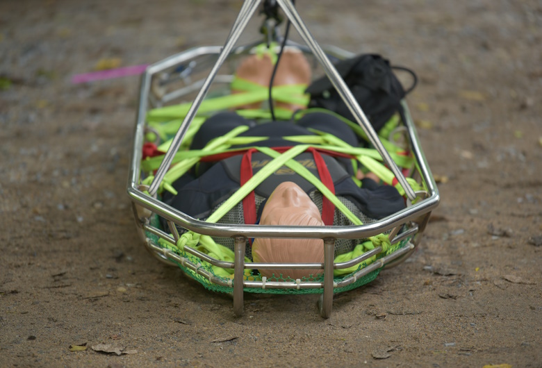 Keunggulan-Basket-Stretcher-dalam-Evakuasi-Korban-di-Lingkungan-Sulit-Akses-–-Griya-Safety