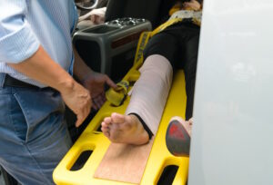 Spine-Board-Pengertian-Fungsi-Keunggulan-dan-Cara-Penggunaannya-–-Griya-Safety