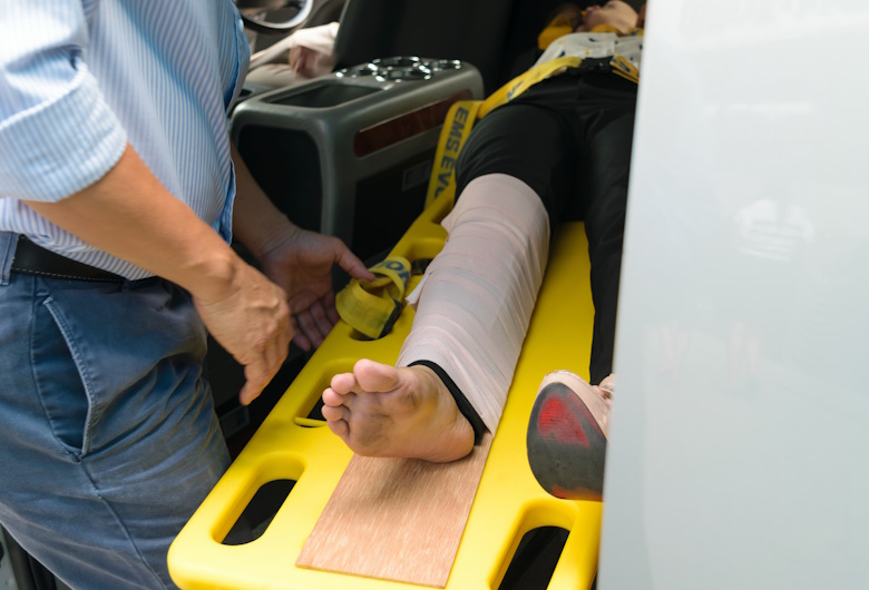 Spine-Board-Pengertian-Fungsi-Keunggulan-dan-Cara-Penggunaannya-–-Griya-Safety