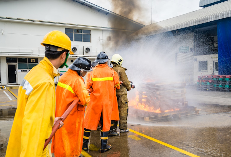APD-yang-Wajib-Dipakai-Petugas-Pemadam-Kebakaran-–-Griya-Safety