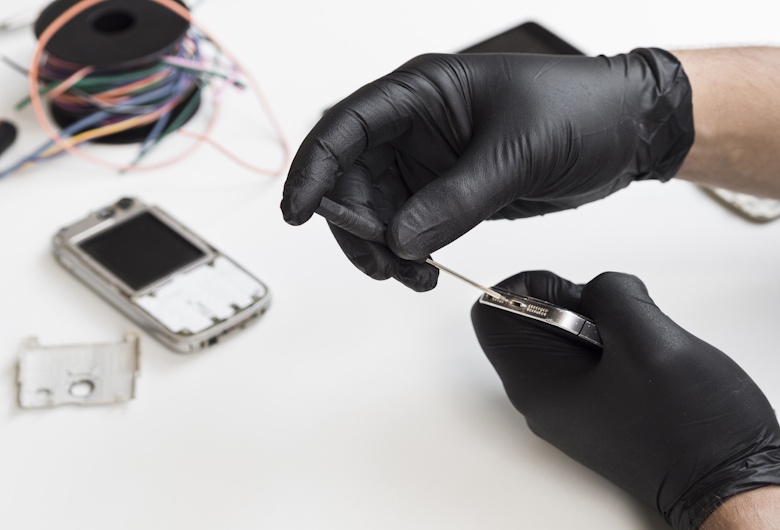 Standar Sarung Tangan Kimia di Pabrik Elektronik Modern