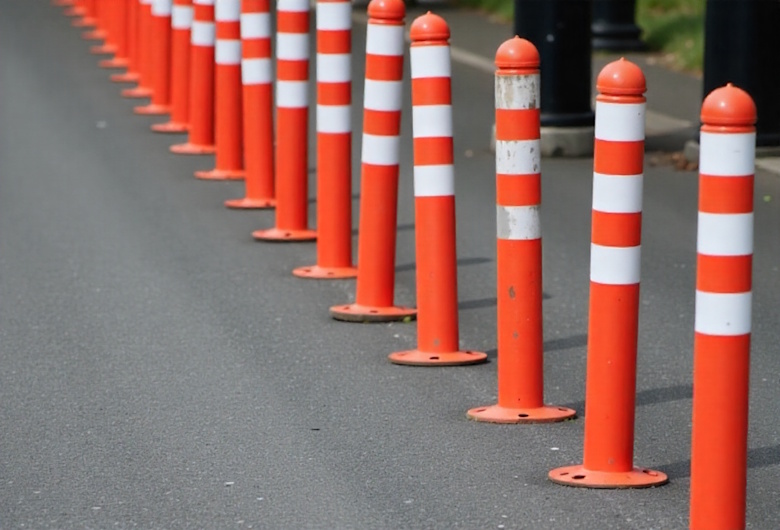 Road-Delineator-Fungsi-Jenis-dan-Standar-Penggunaannya-di-Jalan-Raya-Griya-safety-1