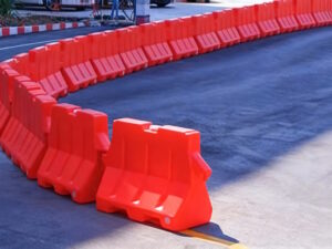 Road-Barrier-Plastik-Solusi-Ringan-dan-Tahan-Lama-untuk-Pengaturan-Lalu-Lintas-Griyasafety
