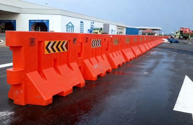 Road Barrier Plastik: Solusi Pembatas Jalan yang Aman dengan Harga Terjangkau
